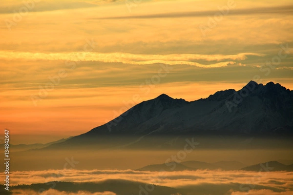 Obraz Sunset in the Polish mountains. Fot. Konrad Filip Komarnicki / EAST NEWS Krynica - Zdroj 11.12.2015 Zachod slonca na Jaworzynie Krynickiej.