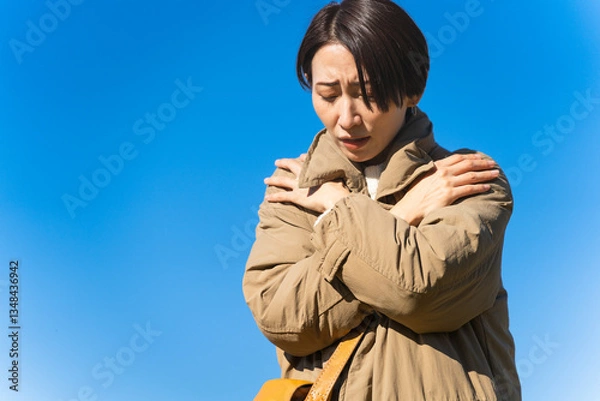 Fototapeta 冬空に凍える女性　ライフスタイルイメージ