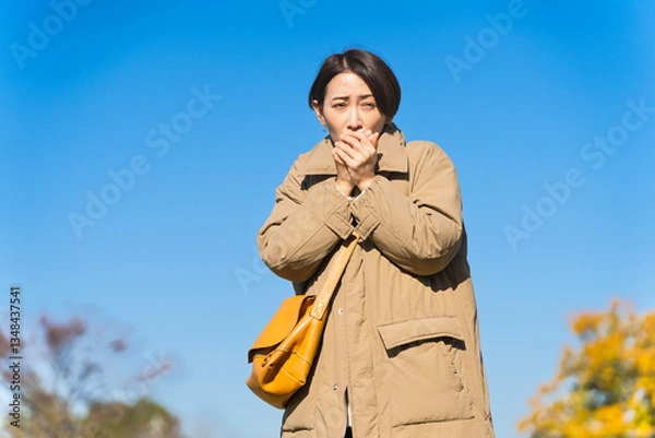Fototapeta 冬空に凍える女性　ライフスタイルイメージ
