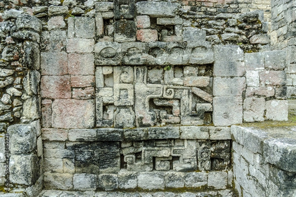 Fototapeta geometric decorations in the Mayan ruins of the archaeological place of Becan in the reservation of the biosphere of Calakmul in Campeche, Mexico.