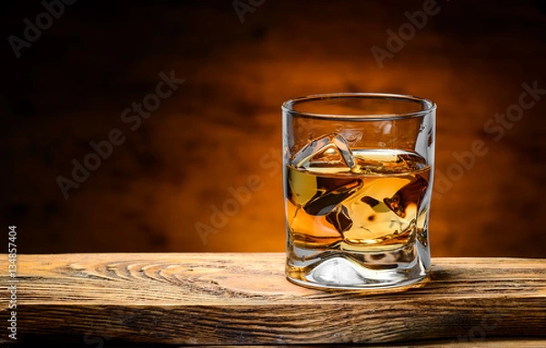 Obraz Whisky z lodem na drewnianym stole