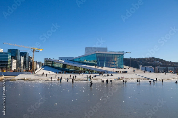 Obraz Opera w Oslo ze spacerami i relaksującymi ludźmi w słoneczny zimowy dzień