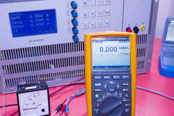 Obraz Digital multimeter, ammeter and stabilized source