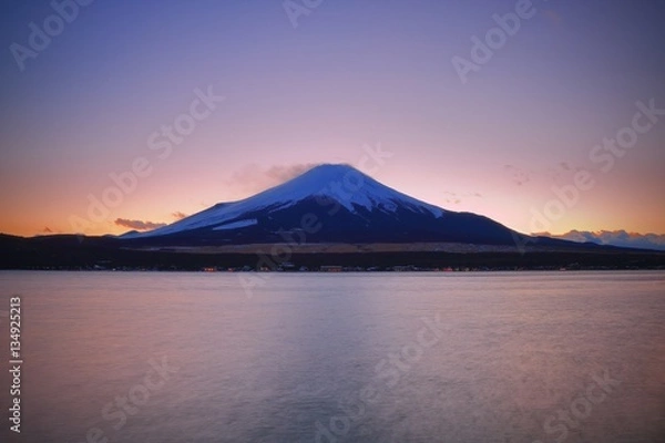 Obraz 【山梨県】山中湖から夕暮れの富士山(富士五湖)