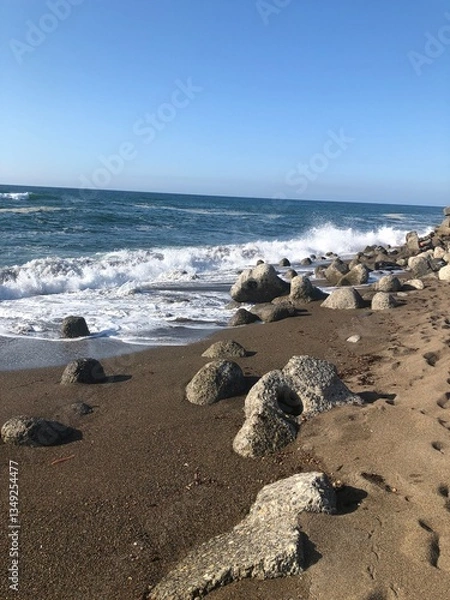 Obraz 日本海、海、砂浜、砂利道、水たまり、波、波際、テトラポット、防波堤、サビ、家事、突風、石、水、太陽、日差し、さわやか、初夏、夏、春、流木、荒波、おだやか、濃い頃、大きい、広い、葉は、壮大、蔭、人間、男性、歩く、散歩委、しぃうみ、ドライブ、余暇、休日、