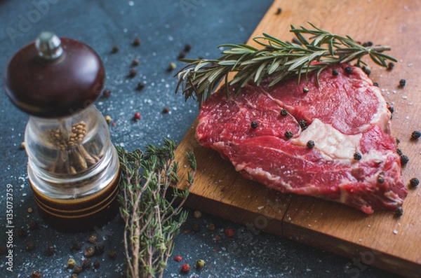 Fototapeta Свежий стейк из телятины.