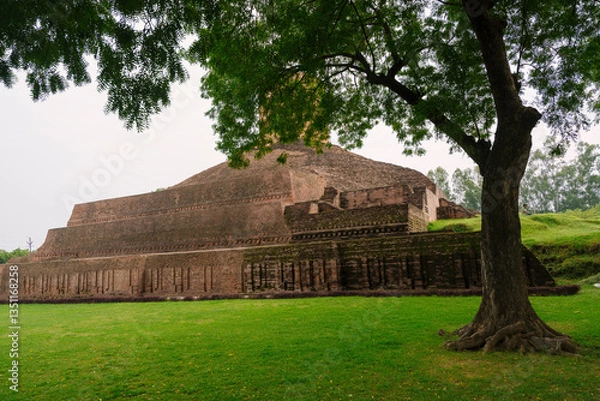 Fototapeta Chaukhandi Stupa, an ancient Buddhist monument in Sarnath, near Varanasi, India. It marks the site where Buddha met his first disciples after enlightenment.