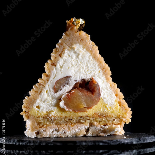 Obraz フランスの栗のケーキのモンブランの断面　黒背景
