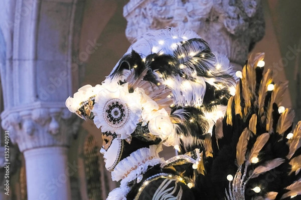 Obraz Venice, Italy - People dressed in carnival masks are photographed by tourists in the scenery of the ancient Venetian palaces