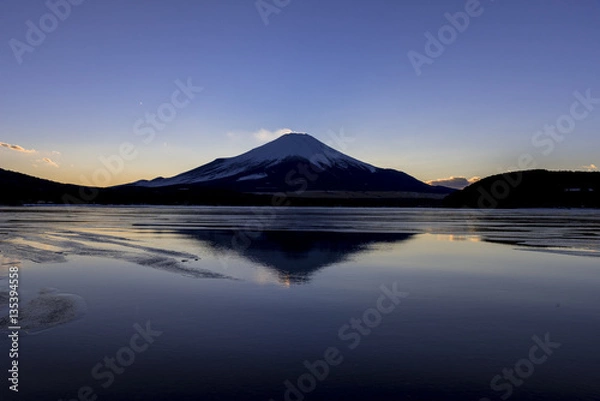 Fototapeta 山中湖より厳冬期の富士山夕景
