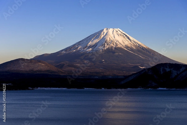 Fototapeta 厳冬期の本栖湖より富士山