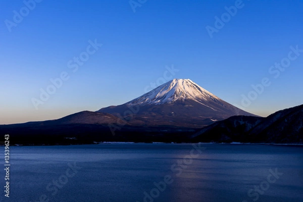 Fototapeta 厳冬期の本栖湖より富士山