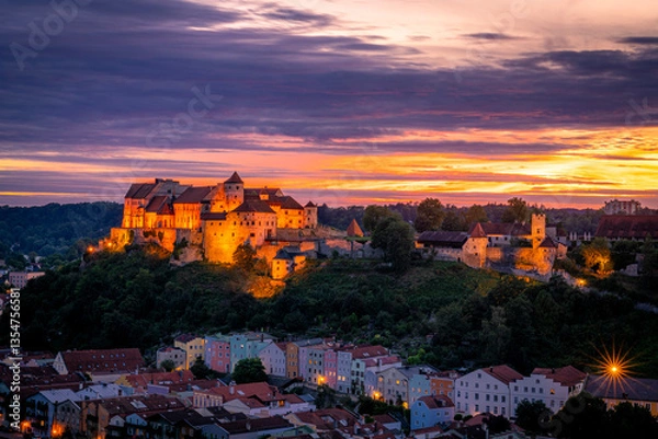 Fototapeta Burghausen und die längste Burganlage in Europa bei Sonnenuntergang