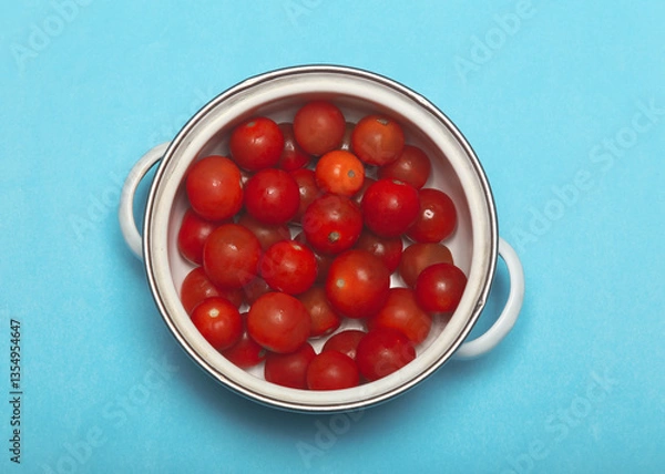 Obraz Tomatoes in a vintage pot