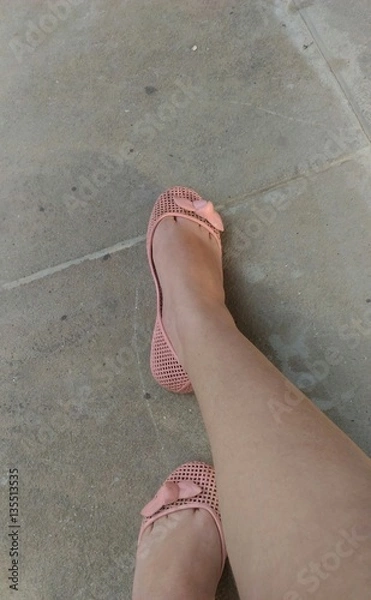 Fototapeta Pernas com sapatilhas rosa