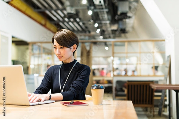 Fototapeta オフィスで仕事をする30代日本人女性