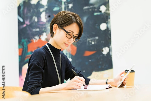 Fototapeta オフィスで仕事をする30代日本人女性