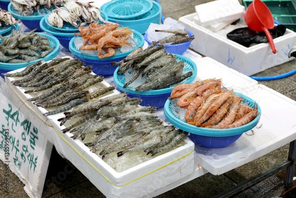 Fototapeta 수산시장에서 가판대에 진열된 새우들