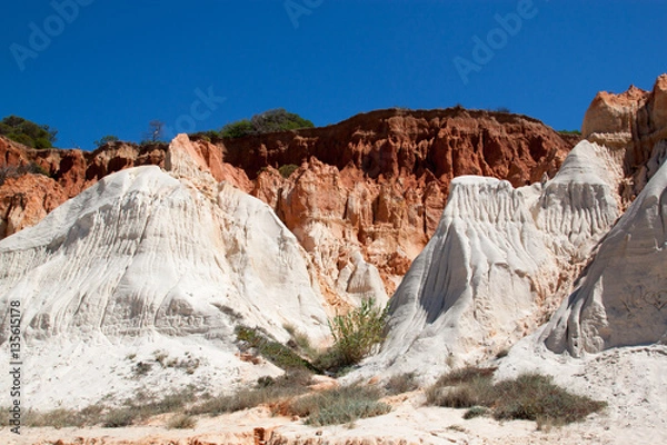 Fototapeta Felsformationen mit rotem und weißem Fels in Protugal an der Algarve