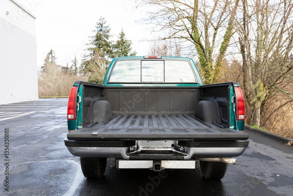 Obraz  Rear angle of 1996 green 4X4 pickup truck with open tailgate, showing extended cab and empty bed liner in clean condition