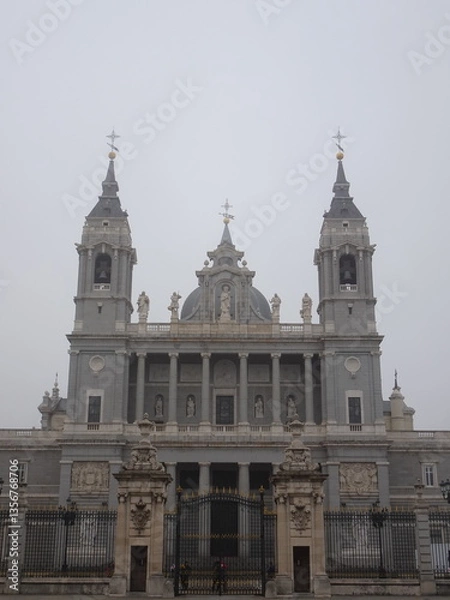 Fototapeta [Spain] The beautiful building of Almudena Cathedral (Madrid)