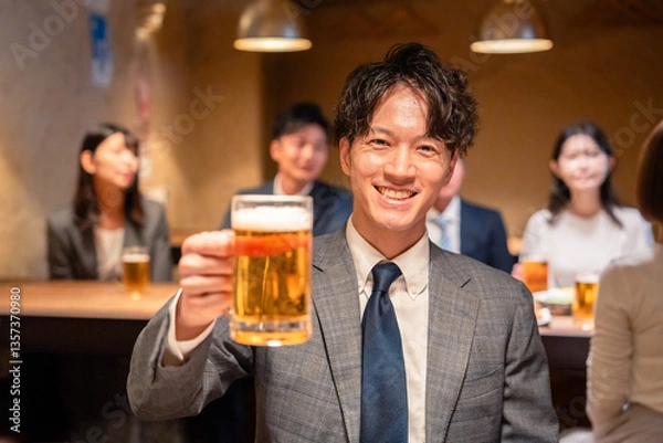 Obraz 居酒屋でビールの乾杯をするサラリーマンの男性
