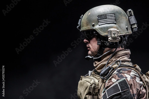 Fototapeta Komenda Operacji Specjalnych Korpusu Morskiego Stanów Zjednoczonych Marsoc Raider. Studio Shot of Marine Special Operator Black Tło