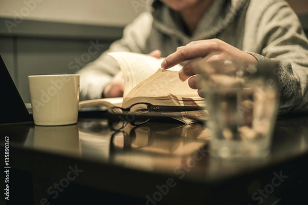 Obraz カフェで勉強・仕事をする男性