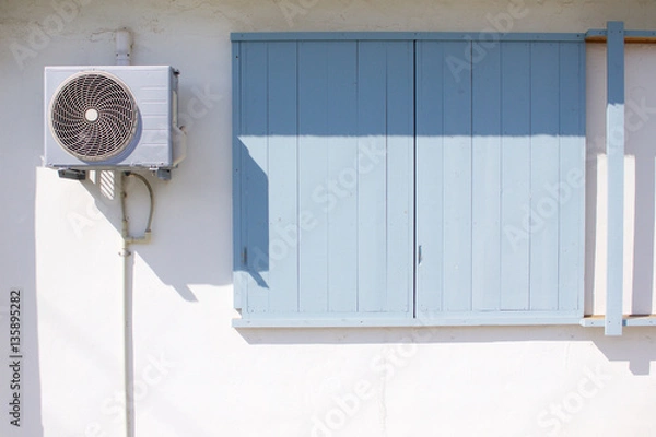 Fototapeta 室外機　窓　雨戸　エアコン