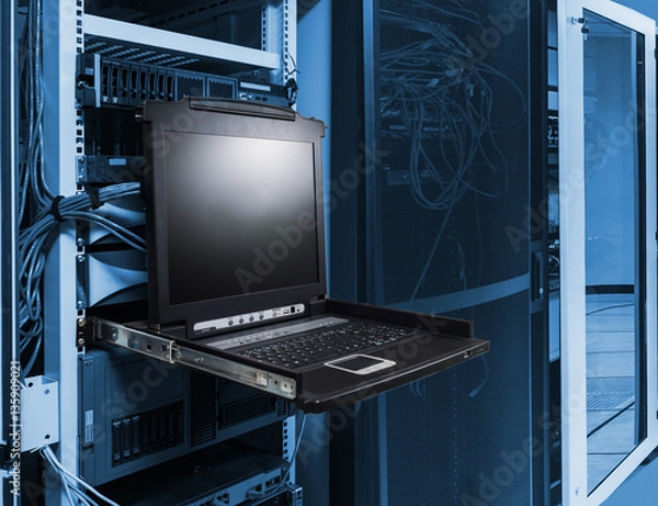 Obraz zamknij przełącznik KVM w serwerowni