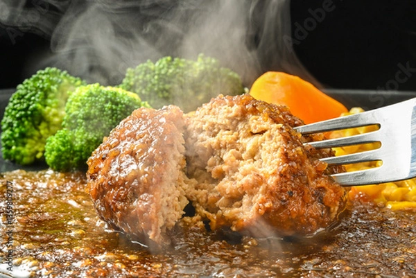 Obraz 和風ハンバーグを二つに割る