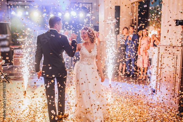 Fototapeta wesele panny młodej w eleganckiej restauracji z cudownym światłem i atmosferą