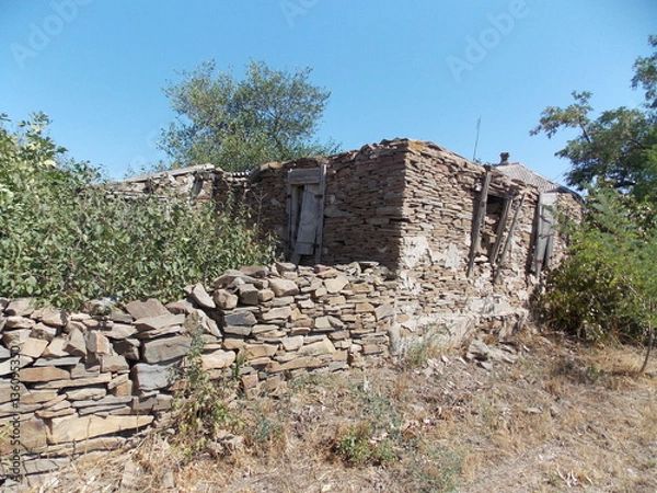 Fototapeta Часть разрушенного дома из дикого природного камня.
