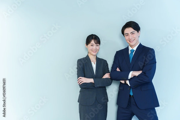 Obraz 腕組みをするビジネスパーソン　ブルーバック