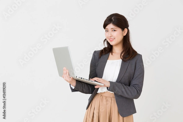 Fototapeta パソコンを見る女性　ビジネス