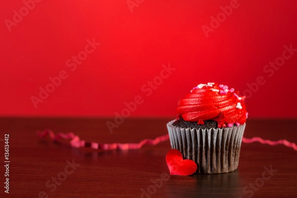 Fototapeta cupcake chocolate for valentines on red horizontal