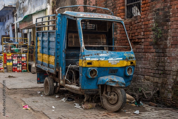 Obraz Old abandoned tuk tuk, Agra
