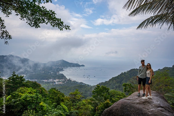 Obraz para na wysokim punkcie na rajskiej wyspie, deszczowa pogoda
