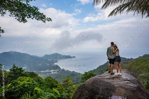 Obraz para na wysokim punkcie na rajskiej wyspie, deszczowa pogoda