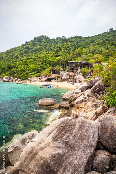 Obraz kobieta na widoku rajskiej plaży z wielkimi skałami