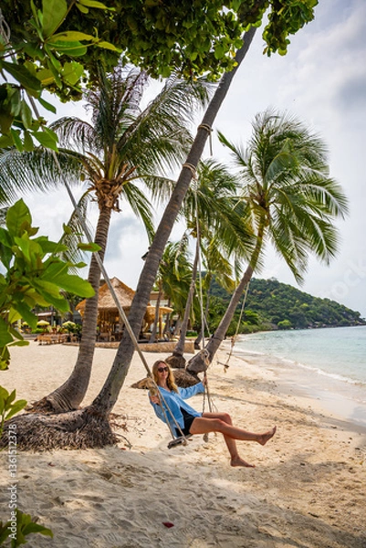 Obraz kobieta na huśtawce na egzotycznej plaży