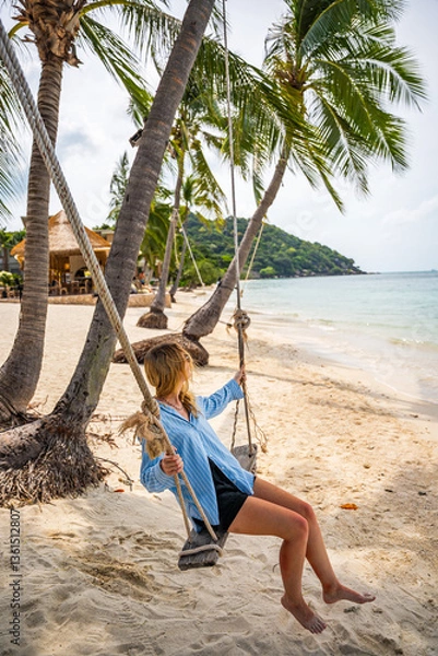 Obraz kobieta na huśtawce na egzotycznej plaży