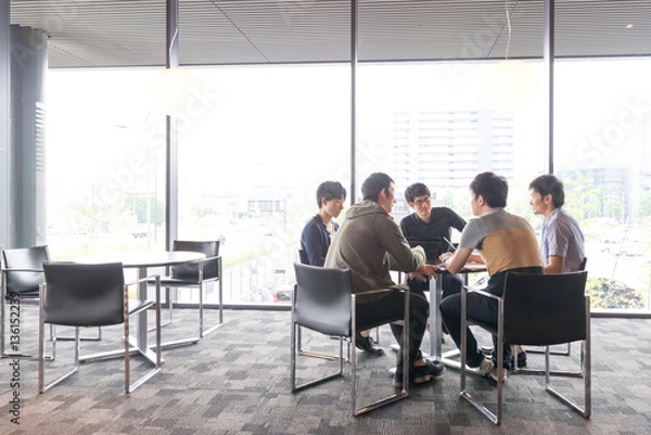 Obraz 議論する若い研究者たち