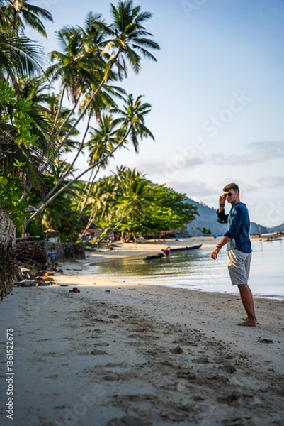 Obraz męzczyzna na egzotycznej plaży
