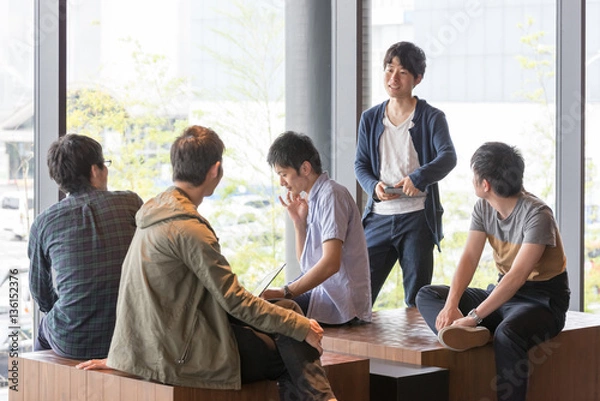 Obraz 議論する若い研究者たち