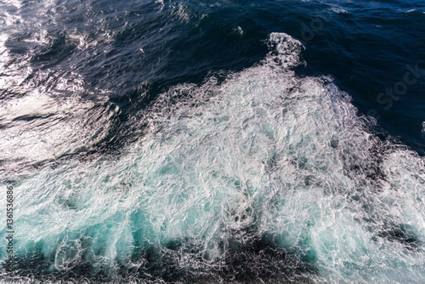 Fototapeta Dynamic Ocean Waves with White Foam