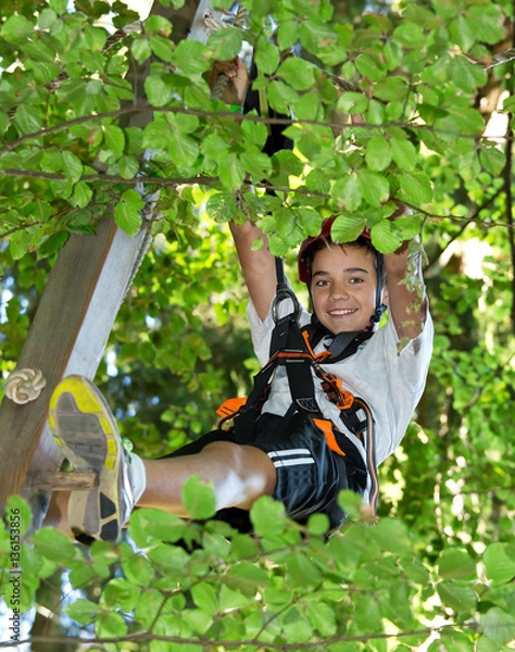 Fototapeta Junge, Kind im Kletterpark - Baum klettern