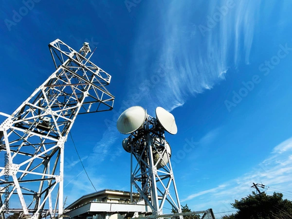Obraz 晴れた日のアンテナ塔と青空
