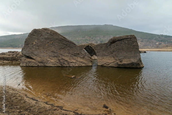 Obraz Roman bridge between rocks.