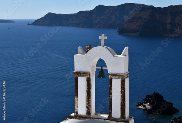 Obraz Der Blick fällt auf den typischen weißen Glockenturm ein orthodoxen Kirche auf den Griechischen Inseln, und bildet einen schönen Kontrast zum blauen Meer.